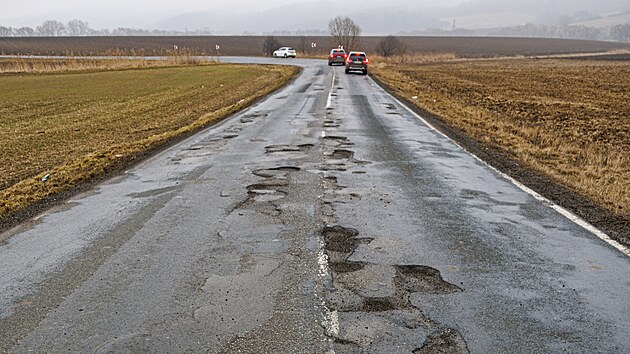 Silnice pln� v�tluk� nedaleko Ostrova�ic na Brn�nsku u d�lnice D1. (�nor 2026)