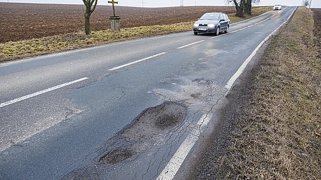 Silnice pln� v�tluk� nedaleko Ostrova�ic na Brn�nsku u d�lnice D1. (�nor 2026)