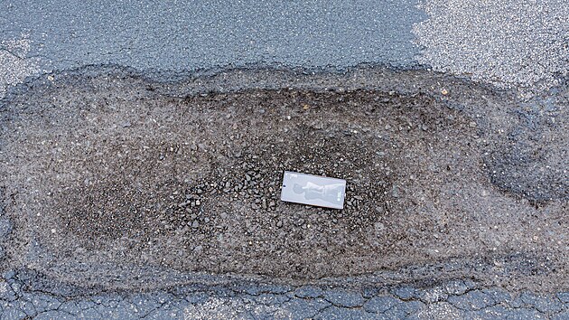 Silnice pln� v�tluk� nedaleko Ostrova�ic na Brn�nsku u d�lnice D1. (�nor 2026)