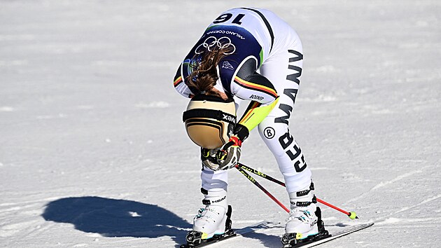Lena Dürrová zklamaná v cíli druhého kola olympijského slalomu v Cortin�...