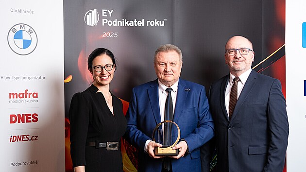 Na sn�mku jsou Martina Kneiflov�, vedouc� partnerka EY v �esk� republice; EY Podnikatel roku 2025 Jiho�esk�ho kraje Anton�n Steinbauer a Tom� Hajdu�ek, n�m�stek hejtmana Jiho�esk�ho kraje.