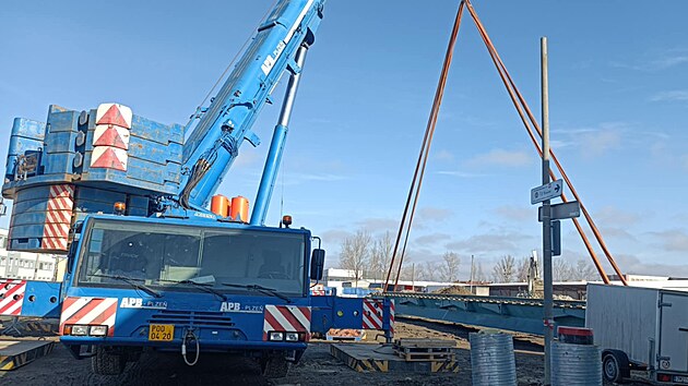 Je��b ulo�� provizorn� �elezni�n� most na m�sto nad budouc� severn� spojku. (10. �nora 2026)