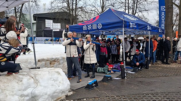 Petr a Eva Pavlovi si pak na biatlonové střelnici vyzkoušeli „stojku“ a první dáma svého chotě výrazně předčila a střílela mnohem přesněji. (11. února 2026)