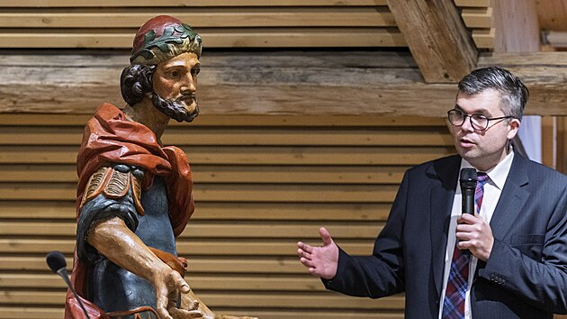 Od 90. let 20. stolet� se z k��ov� cesty ztratilo 19 soch, sedm u� jich odborn�ci dohledali. Origin�l Pil�ta Pontsk�ho v kapli�ce 15. zastaven� nahradila kopie, nalezenou sochu uvid� od Velikonoc n�v�t�vn�ci Muzea poutnictv� v ��mov�. Na sn�mku Ji�� V�cha, kur�tor sb�rek Biskupstv� �eskobud�jovick�ho.