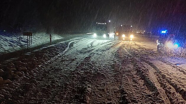 Kv�li hust�mu sn�en� a uv�zl�m kamion�m musela b�t v noci na �ter� uzav�ena d�lnice D1 na Vyso�in�. (17. �nora 2026)