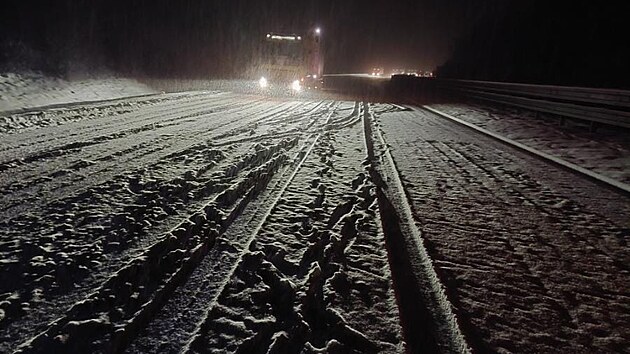 Kv�li hust�mu sn�en� a uv�zl�m kamion�m musela b�t v noci z pond�l� na �ter� uzav�ena d�lnice D1 na Vyso�in�. (17. �nora 2026)