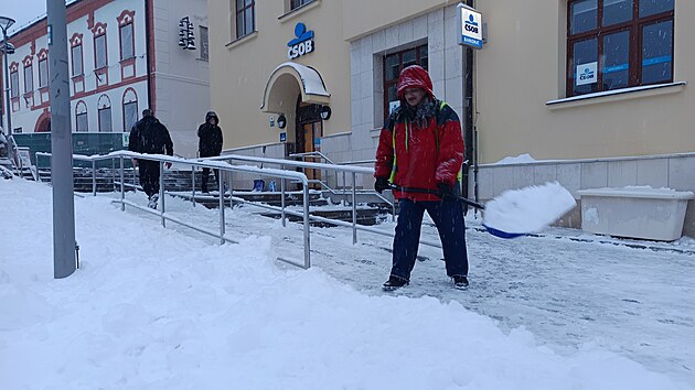 Sn�hov� nad�lka ve ����e nad S�zavou. V noci z pond�l� na �ter� napadlo p�ibli�n� 15 centimetr� sn�hu. (17. �nora 2026)