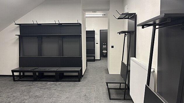 Kabiny, t�locvi�na, posilovna, bufet, soci�ln� za��zen�... Sportovci i n�v�t�vn�ci najdou v nov�m t�eb��sk�m stadionu kompletn� servis.