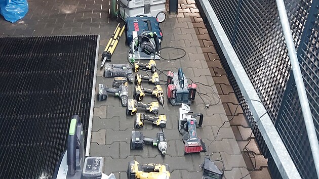 V opravovan�m motorestu zlod�j posb�ral pracovn� n��ad� ze t�m�� p�l milionu korun.