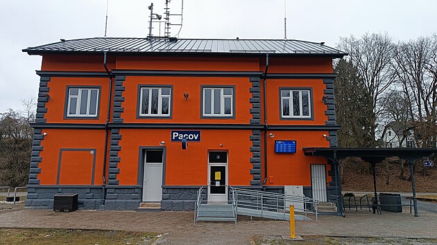 N�dra�n� budova v Pacov� je po rekonstrukci opticky men��. Jej� fas�da nov� nese z��iv� oran�ovou barvu. Pozornost upout� i kovov� rampa p�ed dve�mi do �ek�rny a monitor s odjezdy vlak� na zdi.