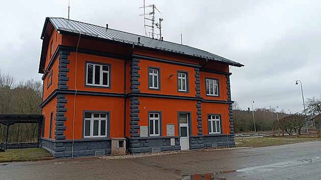 Pacovsk� n�dra�� ze strany od m�sta. Chyb� mu zde jak�koliv n�pis. Do budovy se nav�c cestuj�c� zat�m nedostanou, v�ude je zam�eno.