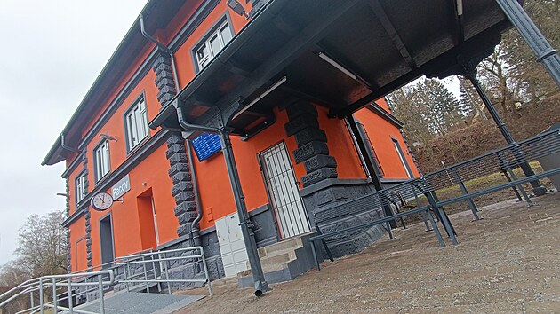 Rekonstrukce v�pravn� budovy pacovsk�ho n�dra�� trvala t�m�� rok a p�l, p�i�la na 16,5 milion� korun.