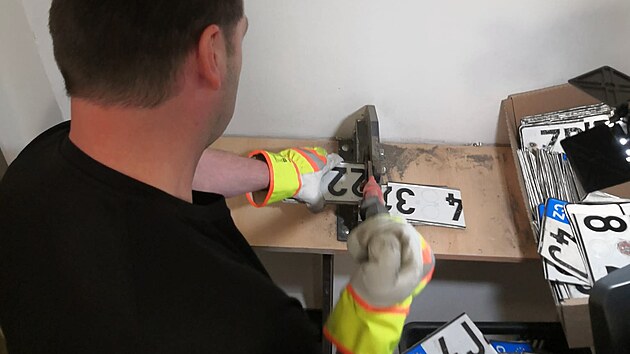 Letit� plechov� tabulky, o n� majitel� neprojev� z�jem, �ek� skartace � rozst�i�en� na t�i d�ly.