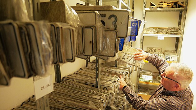 Zapln�n� ���rsk� depozit tabulek SPZ z aut, do�asn� vy�azen�ch z provozu, ukazuje vedouc� tamn�ho oboru dopravy Tom� Martinec.