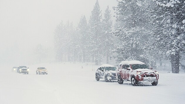 Sn�hov� bou�e ve m�st� Truckee v Kalifornii. (17. �nora 2026)