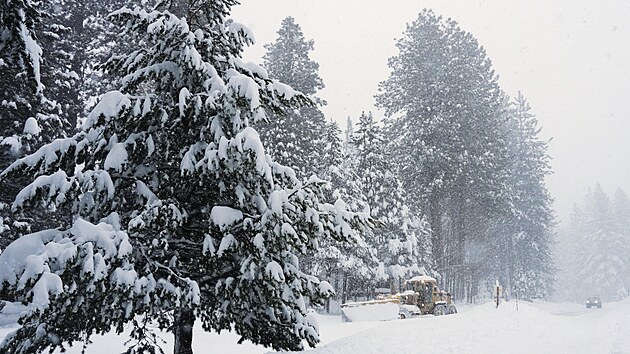 Sn�hov� bou�e ve m�st� Truckee v Kalifornii. (17. �nora 2026)