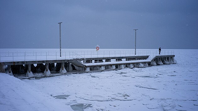Zamrzl� Baltsk� mo�e v Gdyni v Polsku. (17. �nora 2026)