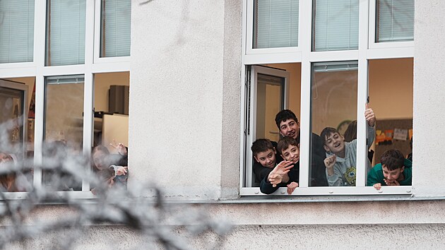 ��ci Z�kladn� �koly Gener�la Franti�ka Fajtla v Let�anech sleduj� p��jezd prezidenta Petra Pavla. (17. �nora 2026)