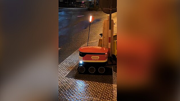 Robotick� kur�r spole�nosti Foodora p�ej�d� Libe�sk� most a vrac� se na noc do depa. (17. �nora 2026)