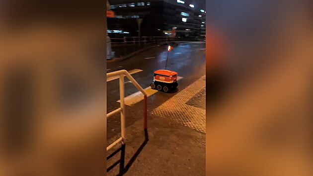 Robotick� kur�r spole�nosti Foodora p�ej�d� Libe�sk� most a vrac� se na noc do depa. (17. �nora 2026)