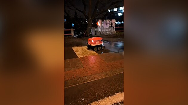 Robotick� kur�r spole�nosti Foodora p�ej�d� Libe�sk� most a vrac� se na noc do depa. (17. �nora 2026)