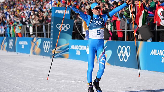 Italka Lisa Vittozziov� se raduje ze z�sk�n� zlat� medaile v biatlonov�m z�vod� �en na 10 kilometr�. (15. �nora 2026)
