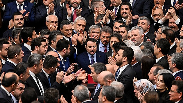 Nov� jmenovan� tureck� ministr spravedlnosti Akin G�rlek, obklopen� poslanci vl�dn� strany AK, kte�� ho chr�n� p�ed protestuj�c�mi poslanci opozi�n� strany CHP, skl�d� p��sahu v parlamentu v Anka�e. (11. �nora 2026)