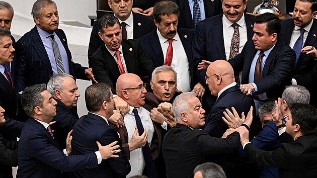 Z�konod�rci z hlavn� opozi�n� strany CHP se perou se �leny vl�dn� strany AK b�hem protestu proti nov� jmenovan�mu ministru spravedlnosti Akinu G�rlekovi (nen� na sn�mku) v parlamentu v Anka�e v Turecku. (11. �nora 2026)