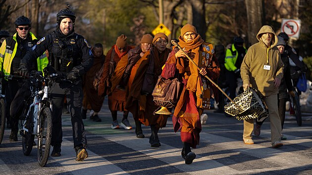Skupina buddhistick�ch mnich� dorazila do Washingtonu, aby tam zakon�ila p�ibli�n� 3700 kilometr� dlouhou p�� pou� nazvanou Pochod za m�r. (10. �nora 2026)