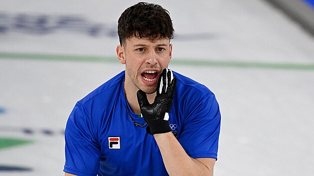 Mattia Giovanella z It�lie sout�� v mu�sk�m curlingu. (15. �nora 2026)