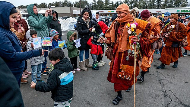 Skupina buddhistick�ch mnich� dorazila do Washingtonu, aby tam zakon�ila p�ibli�n� 3700 kilometr� dlouhou p�� pou� nazvanou Pochod za m�r. (10. �nora 2026)