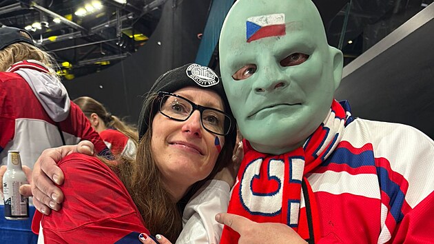 Vasil Simkovi� jako Fantomas v milánské hokejové hale na olympiád� 2026.