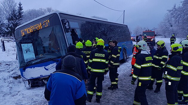 D�ti museli hasi�i z autobusu dostat p�es ok�nko u �idi�e. Dve�e byly zablokovan�. (17. �nora 2026)