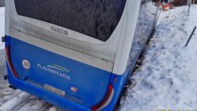 D�ti museli hasi�i z autobusu dostat p�es ok�nko u �idi�e. Dve�e byly zablokovan�. (17. �nora 2026)