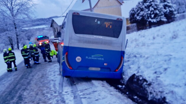 D�ti museli hasi�i z autobusu dostat p�es ok�nko u �idi�e. Dve�e byly zablokovan�. (17. �nora 2026)