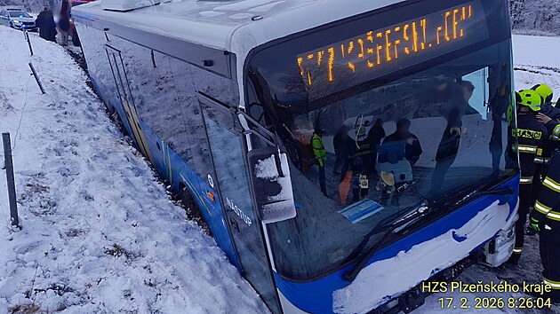 D�ti museli hasi�i z autobusu dostat p�es ok�nko u �idi�e. Dve�e byly zablokovan�. (17. �nora 2026)