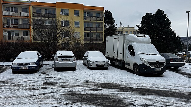 Na parkovi�ti v ulici Ke Kam�nce byl nalezen� mu� bez zn�mek �ivota zavalen� automobilem (16. �nora 2026)