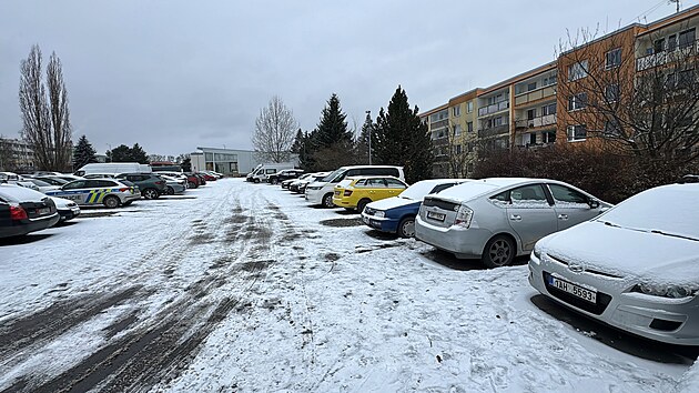 Na parkovi�ti v ulici Ke Kam�nce byl nalezen� mu� bez zn�mek �ivota zavalen� automobilem (16. �nora 2026)