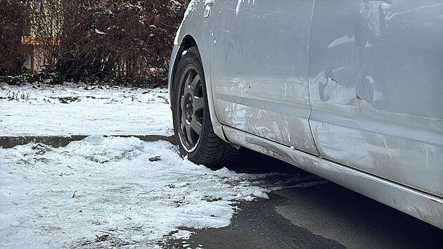 Na parkovi�ti v ulici Ke Kam�nce byl nalezen� mu� bez zn�mek �ivota zavalen� automobilem (16. �nora 2026)