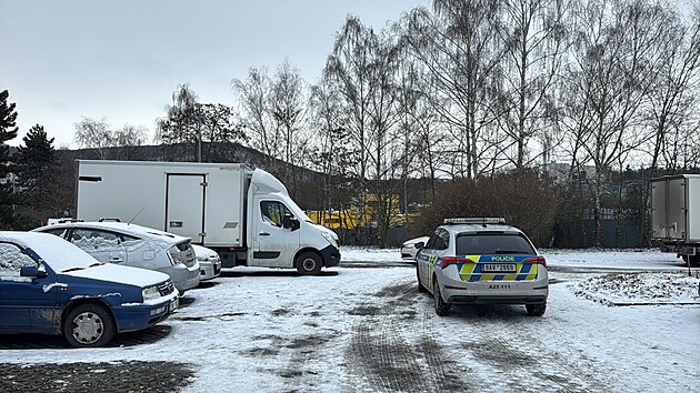 Na parkovi�ti v ulici Ke Kam�nce byl nalezen� mu� bez zn�mek �ivota zavalen� automobilem (16. �nora 2026)