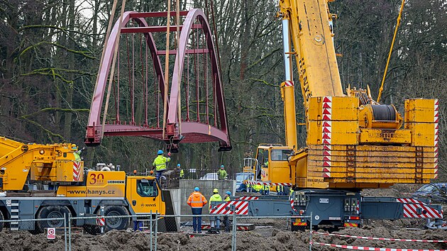 Ob�� je��b instaluje novou l�vku nad �eku Otavu ve Strakonic�ch. Tudy povede nov� cyklostezka sm�rem do Katovic. (12. �nora 2026)