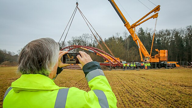 Ob�� je��b instaluje novou l�vku nad �eku Otavu ve Strakonic�ch. Tudy povede nov� cyklostezka sm�rem do Katovic. (12. �nora 2026)