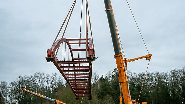 Ob�� je��b instaluje novou l�vku nad �eku Otavu ve Strakonic�ch. Tudy povede nov� cyklostezka sm�rem do Katovic. (12. �nora 2026)