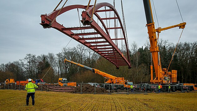 Ob�� je��b instaluje novou l�vku nad �eku Otavu ve Strakonic�ch. Tudy povede nov� cyklostezka sm�rem do Katovic. (12. �nora 2026)