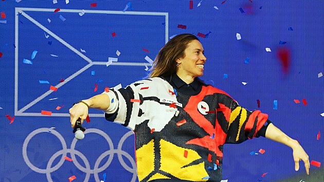 St��brn� olympioni�ka a snowboardistka Eva Adamczykov� dorazila v �ter� na �eskobud�jovick� olympijsk� festival. (17. �nora 2026)