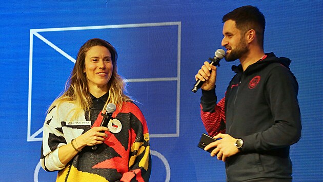 St��brn� olympioni�ka a snowboardistka Eva Adamczykov� dorazila v �ter� na �eskobud�jovick� olympijsk� festival. (17. �nora 2026)