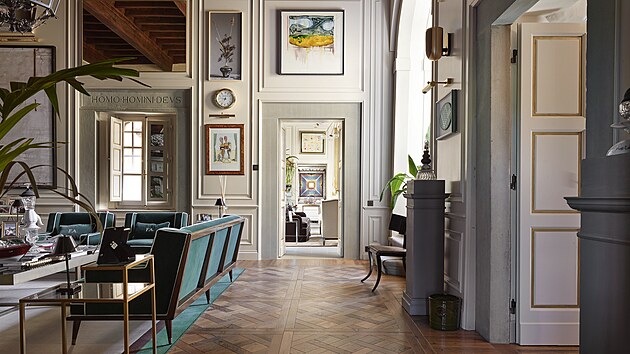 Z jedn� m�stnosti do druh� se staro�itn� n�bytek a sou�asn� um�leck� d�la prol�naj� do soudr�n� sc�nografie.