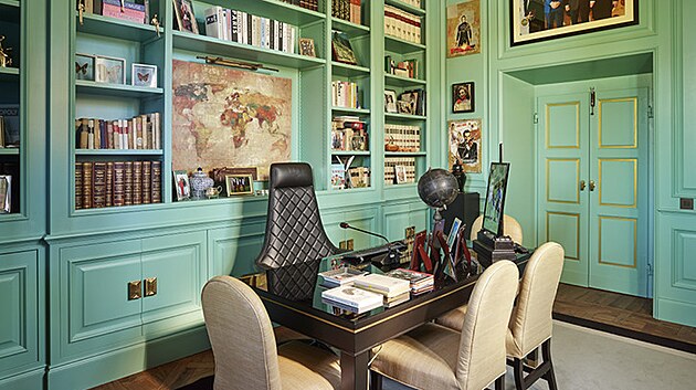 Za renovac� vily stoj� architekti Camilla Lapucci a Lapo Bianchi Luci ze Studia Cipiuelle. Neb�li se ani v�razn�ch barev.