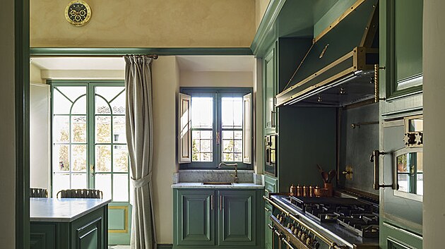 Kuchy� je za��zen� stylov�m n�bytkem vyroben�m na m�ru, kter� respektuje st��� stavby..