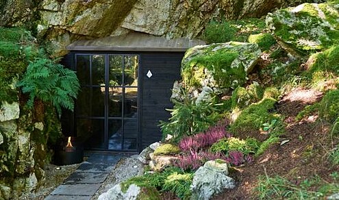 Vstup do star�ho tunelu uzav�ely industri�ln� prosklen� dve�e.